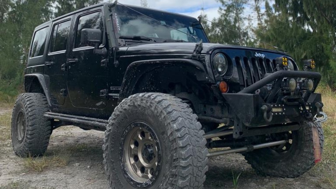 2012 Jeep Wrangler JKU on Steer Smarts YETI XD Track Bar Relocation Bracket