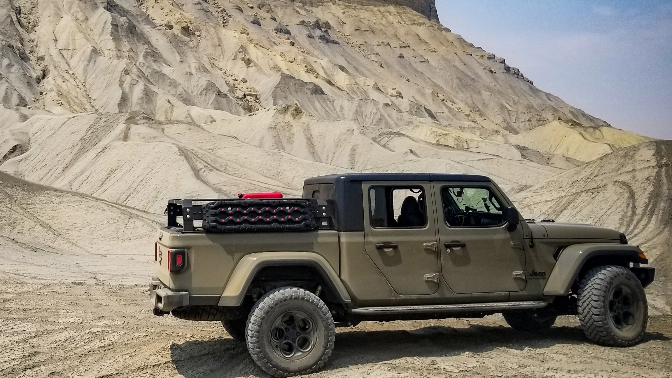 2020 Jeep Gladiator JT on Alien Sunshade parts
