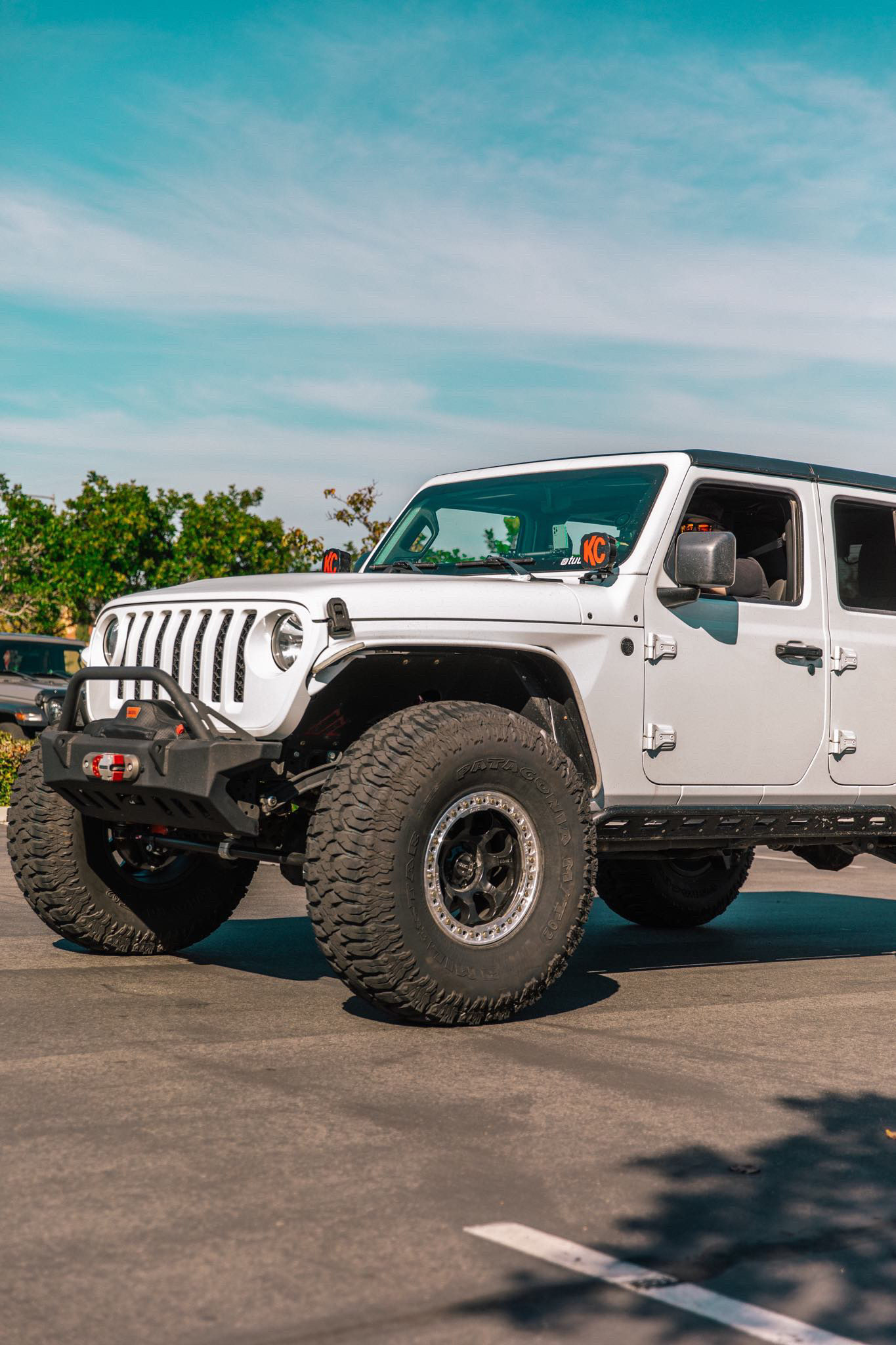 2020 Jeep Wrangler JLU on Alien Sunshade parts