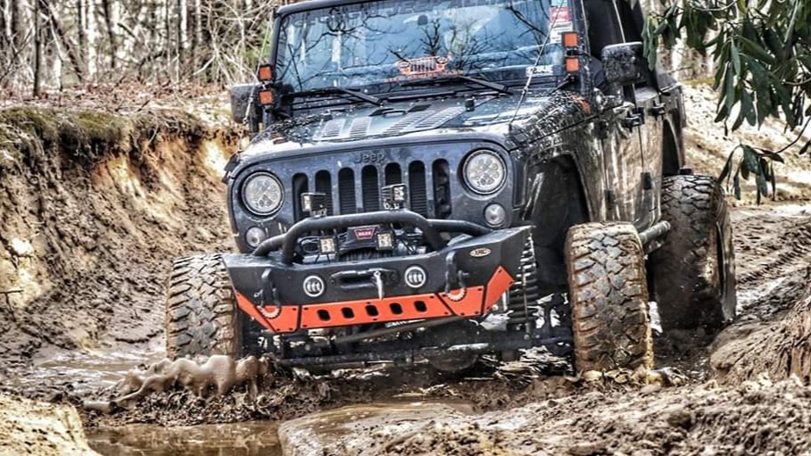 2017 Jeep Wrangler on Warn VR8-S