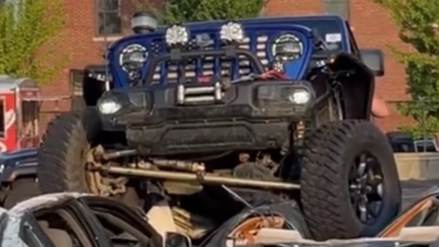 2019 Jeep Wrangler JLU on Alien Sunshade parts