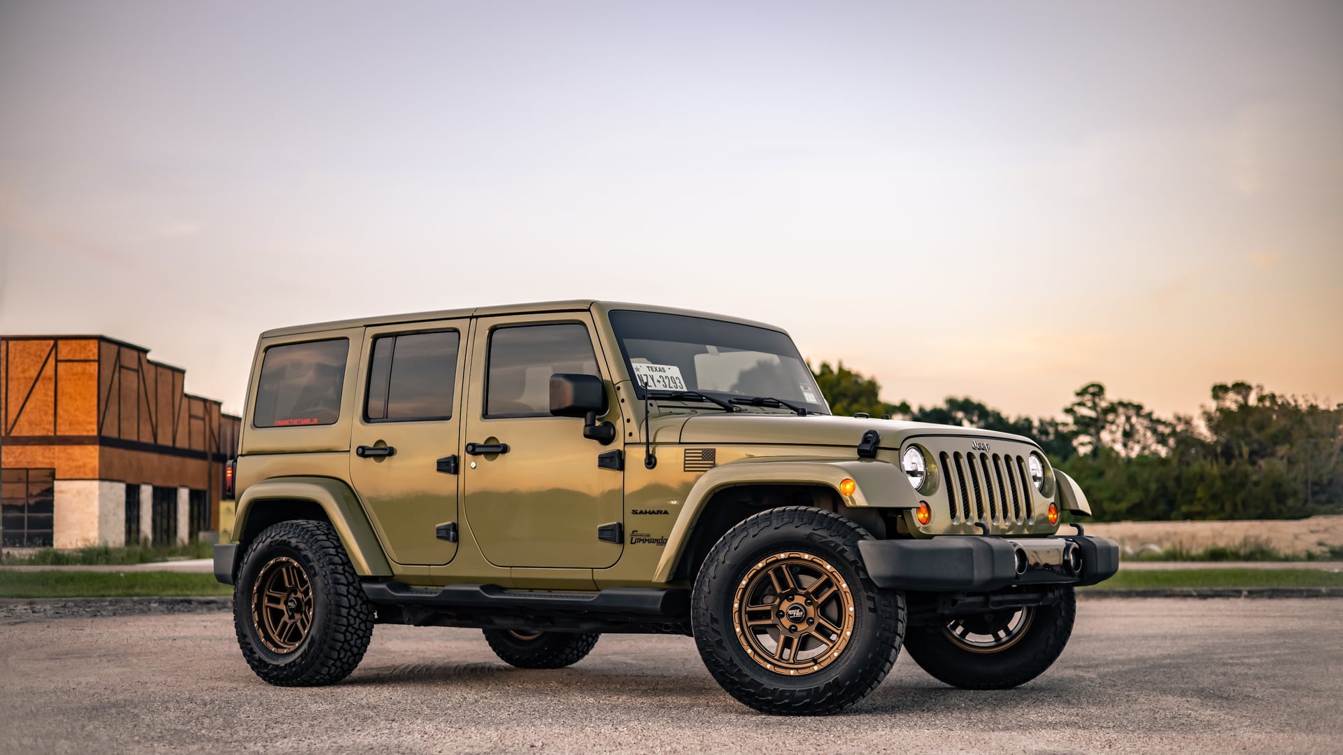 2013 Jeep Wrangler JKU on Alien Sunshade parts